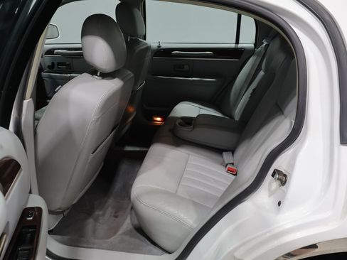 Used 2006 Lincoln Town Car Signature RWD image 16