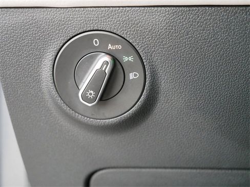 Certified 2025 Volkswagen Taos SE image 24