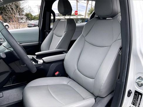 Used 2025 Toyota Sienna XLE image 18