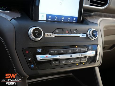 Certified 2020 Ford Explorer Platinum w/ Premium Technology Package image 23