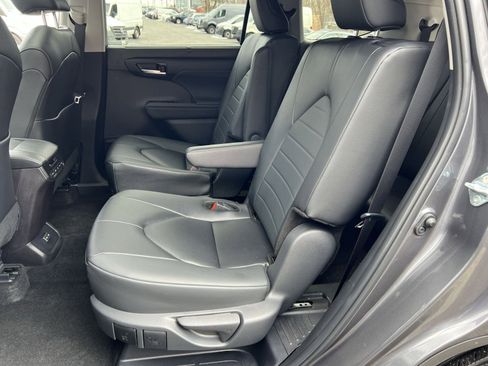 Used 2024 Toyota Highlander XLE image 23