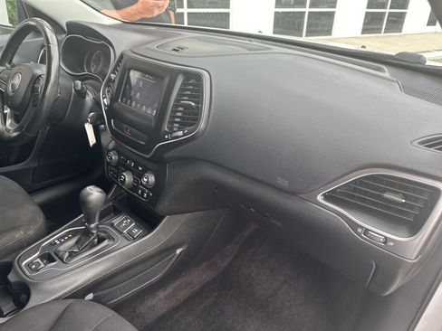 Used 2019 Jeep Cherokee Latitude w/ Cold Weather Group FWD image 28