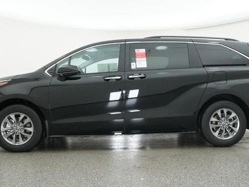 New 2026 Toyota Sienna XLE FWD image 8
