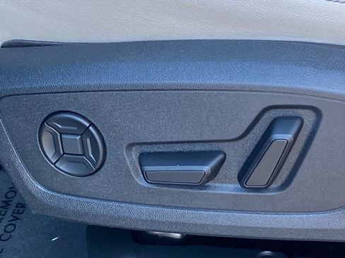 Used 2025 Audi Q4 e-tron Premium Plus image 14