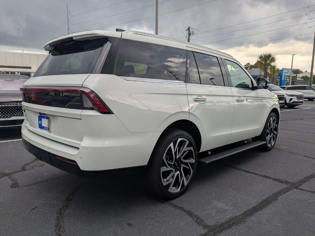 New 2027 Lincoln Navigator Reserve AWD/4WD image 4