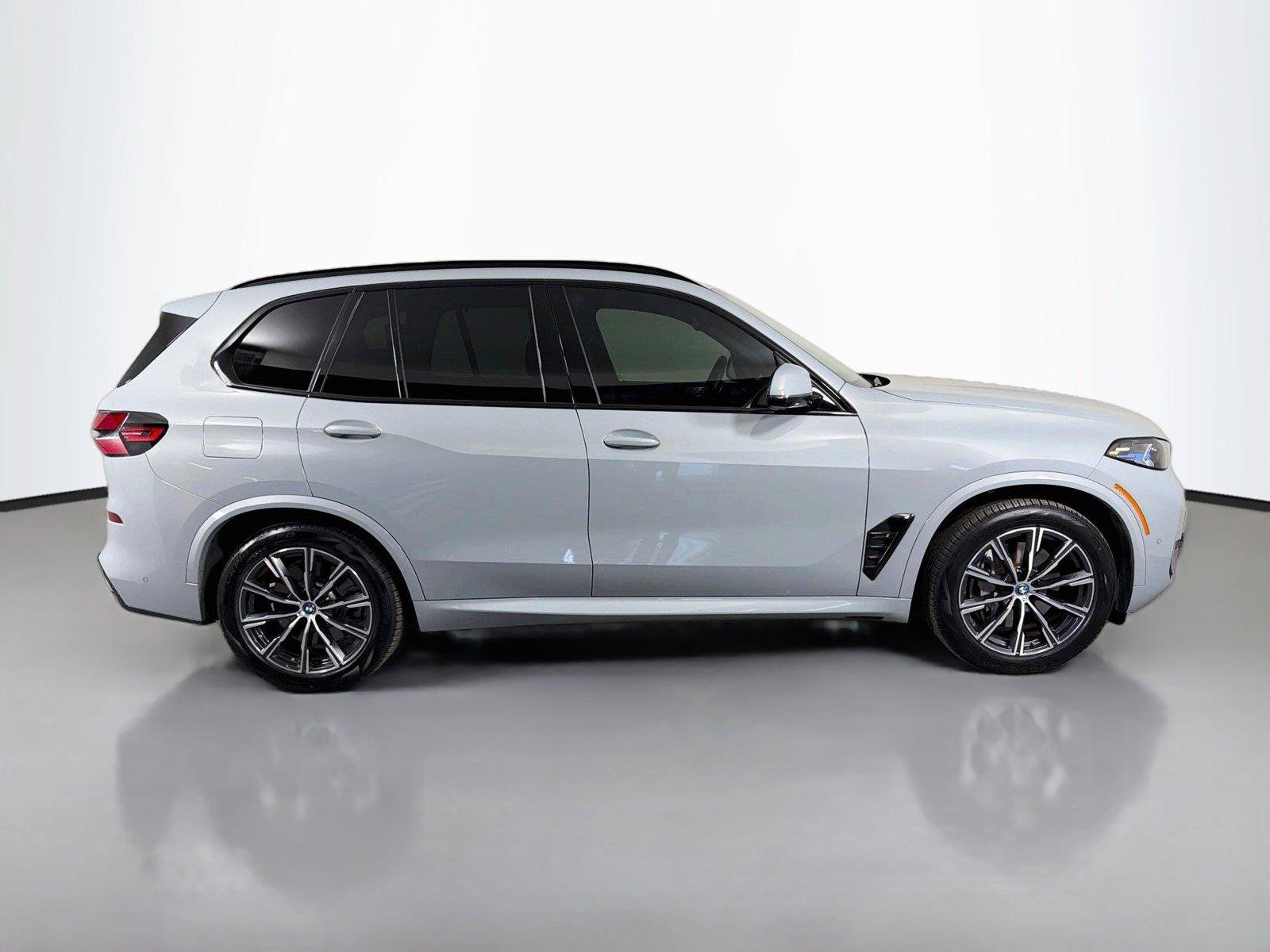 Used 2024 BMW X5 xDrive50e w/ Executive Package AWD/4WD image 4