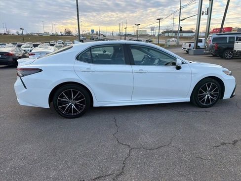 Used 2024 Toyota Camry SE image 14