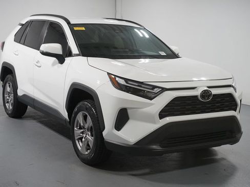Used 2022 Toyota RAV4 XLE AWD/4WD image 3