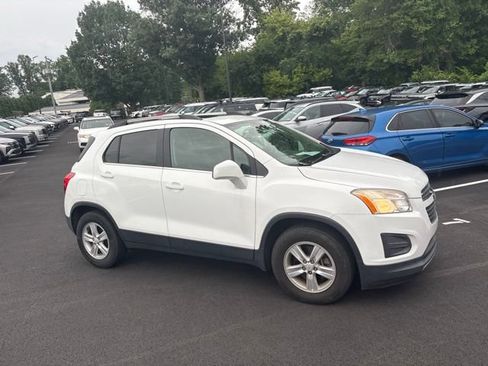 Used 2016 Chevrolet Trax LT w/ LT Sun and Sound Package FWD image 4