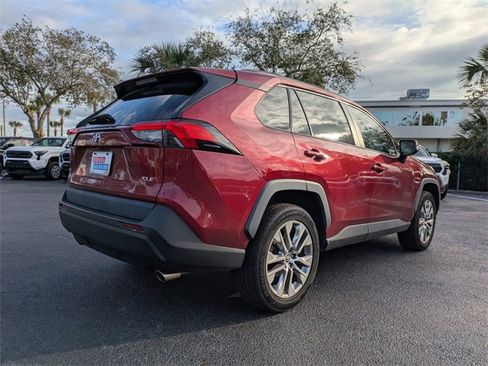 Used 2021 Toyota RAV4 XLE Premium image 4