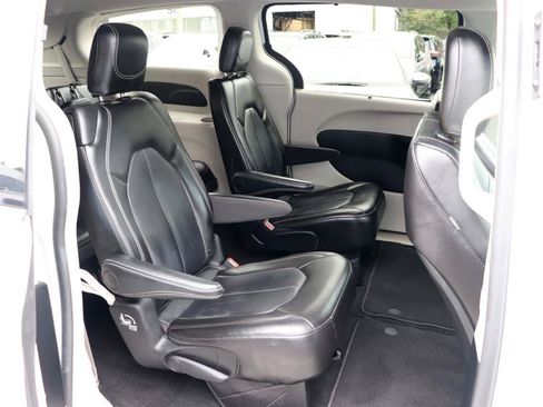 Used 2024 Chrysler Pacifica Touring-L FWD image 15