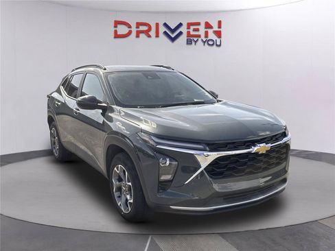 Used 2025 Chevrolet Trax LT w/ LT Convenience Package FWD image 1