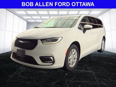Used 2023 Chrysler Pacifica Touring-L FWD image 1