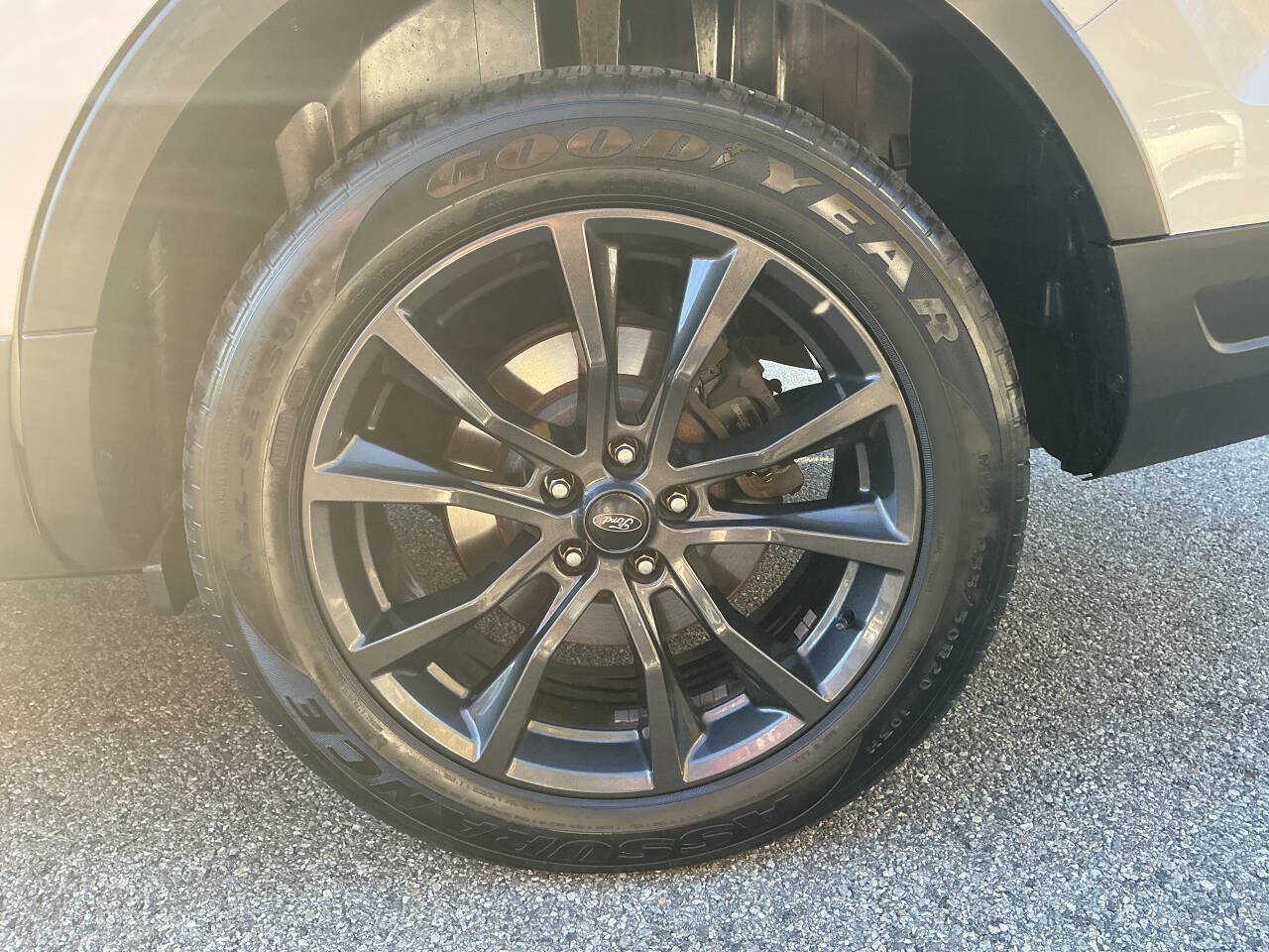 Used 2019 Ford Explorer XLT w/ Equipment Group 202A AWD/4WD image 9