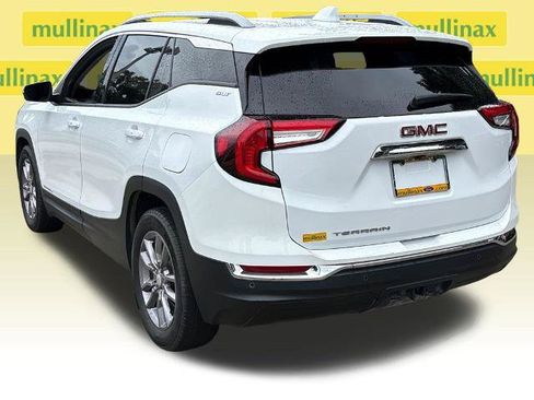 Used 2022 GMC Terrain SLT w/ Tech Package FWD image 9