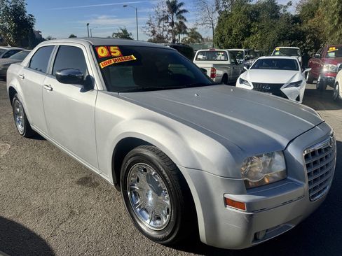 Used 2005 Chrysler 300 Touring image 1