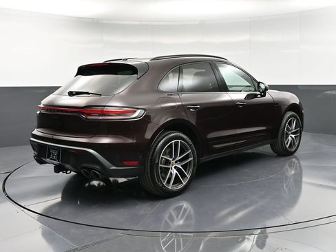 Certified 2025 Porsche Macan AWD/4WD image 8