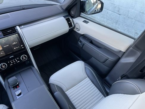 Used 2024 Land Rover Discovery Dynamic SE image 18