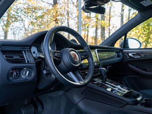 Certified 2025 Porsche Macan Turbo image 4