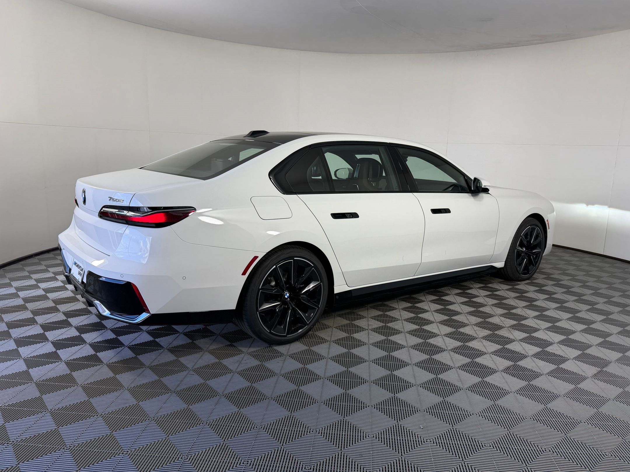 Used 2026 BMW 750e xDrive w/ Executive Package AWD/4WD image 9