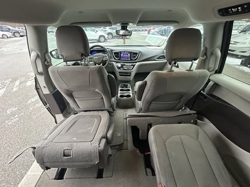 Used 2017 Chrysler Pacifica Touring image 29