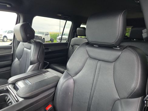 Used 2024 Jeep Wagoneer Series II w/ Flexible Seating Group AWD/4WD image 9