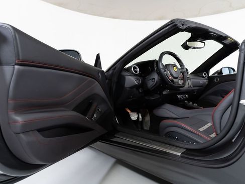 Used 2015 Ferrari California T RWD image 29