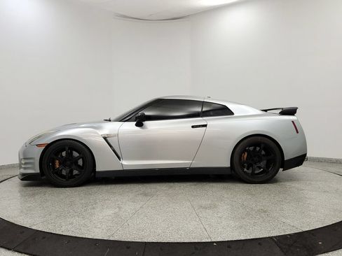 Used 2010 Nissan GT-R Premium AWD/4WD image 2