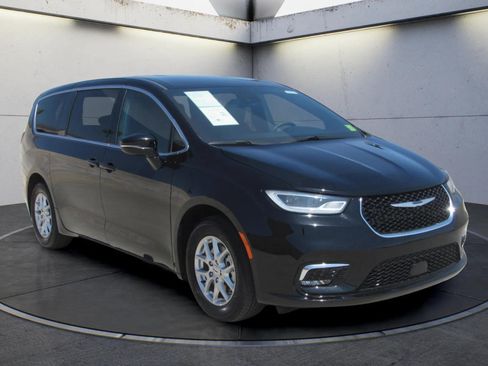 Used 2025 Chrysler Pacifica Select FWD image 2