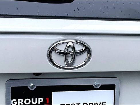 Certified 2022 Toyota RAV4 XLE Premium FWD image 31