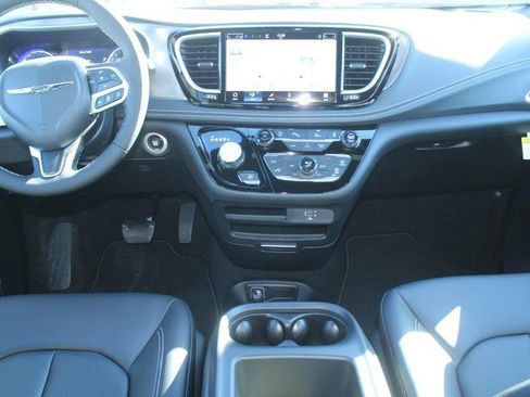 New 2026 Chrysler Pacifica Select image 5