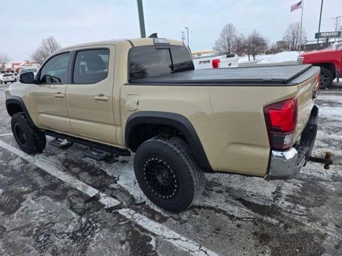 Used 2018 Toyota Tacoma TRD Off-Road image 2