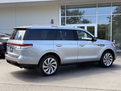 Used 2023 Lincoln Navigator Reserve AWD/4WD image 5
