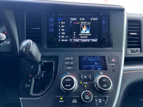 Used 2017 Toyota Sienna SE image 20