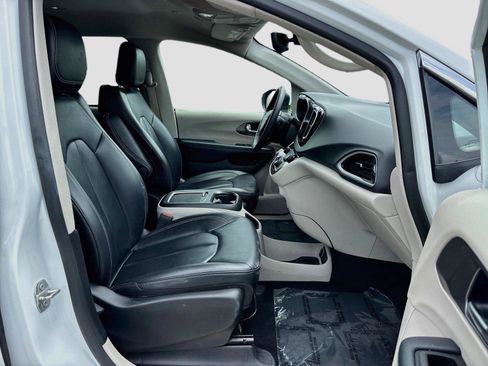 Used 2023 Chrysler Pacifica Touring-L FWD image 27