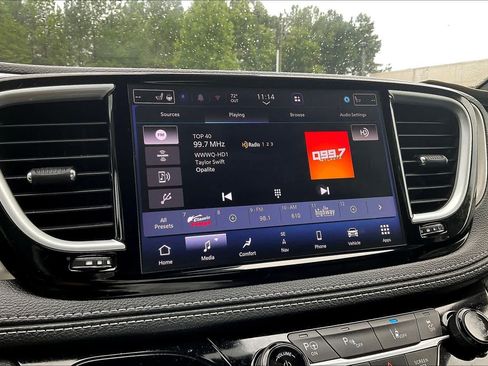 Used 2024 Chrysler Pacifica Premium FWD image 32