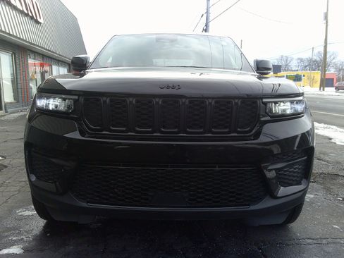 Used 2024 Jeep Grand Cherokee Altitude image 10