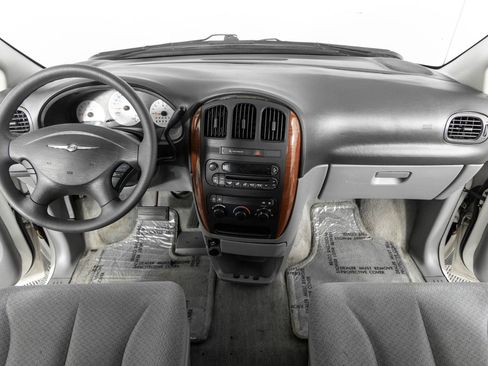 Used 2006 Chrysler Town & Country LX image 32