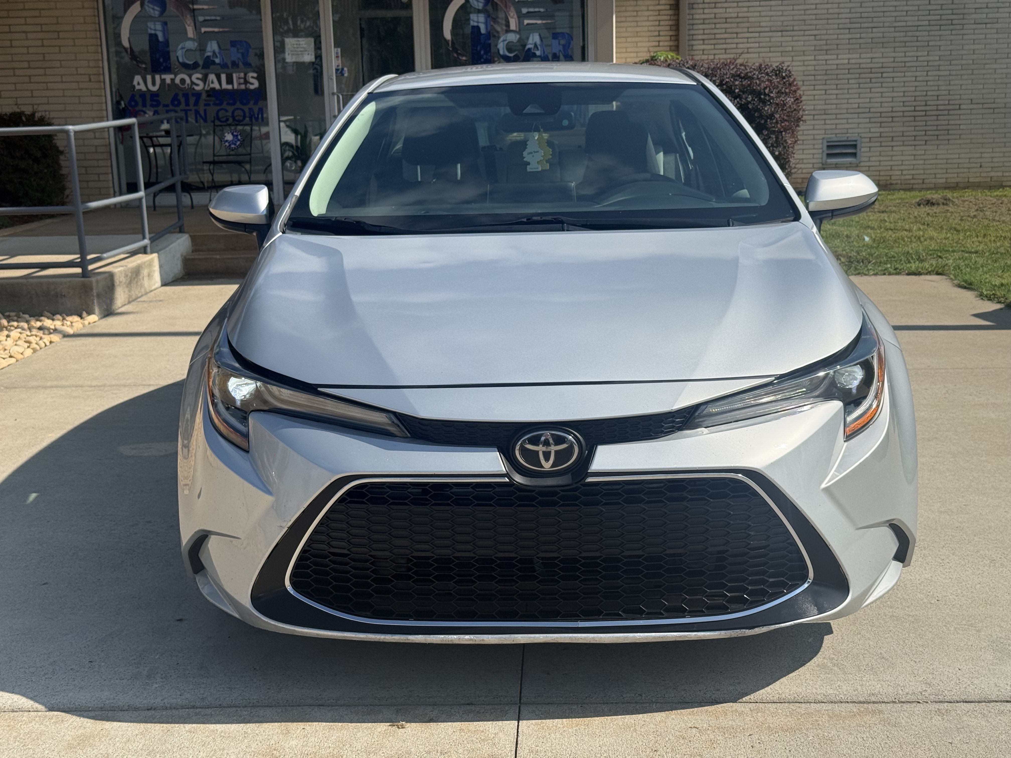 Used 2021 Toyota Corolla LE FWD image 2