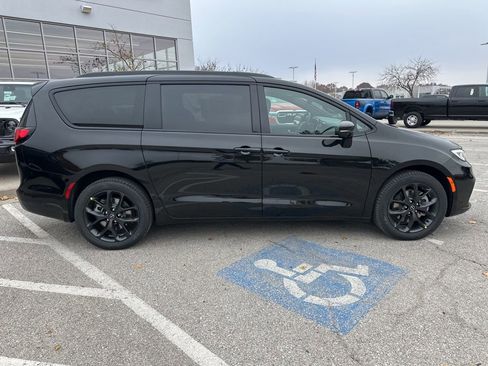 New 2026 Chrysler Pacifica Select image 32