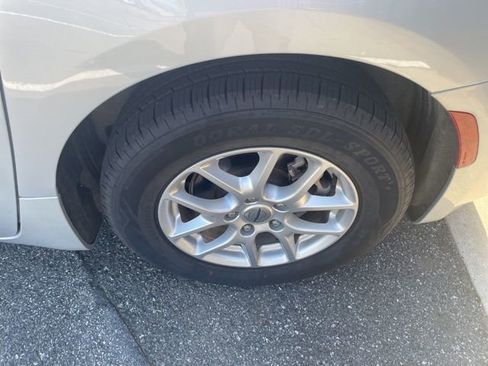 Used 2023 Chrysler Pacifica Touring-L image 10