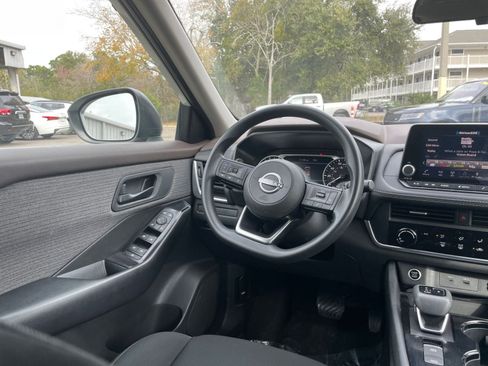 Used 2023 Nissan Rogue S image 33