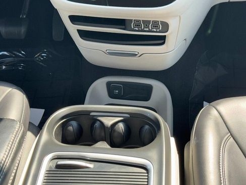 Used 2023 Chrysler Pacifica Touring-L FWD image 18