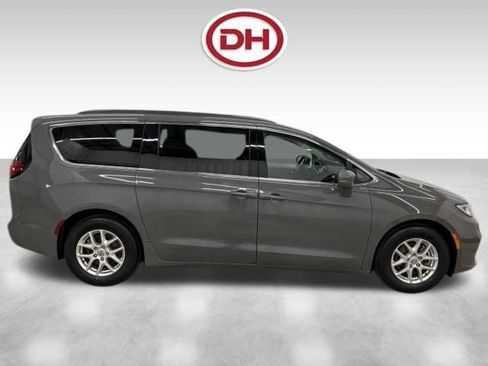 Used 2022 Chrysler Pacifica Touring-L w/ Uconnect Theater Family Group FWD image 2