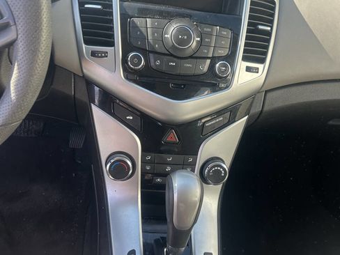 Used 2016 Chevrolet Cruze LT w/ Technology Package image 4