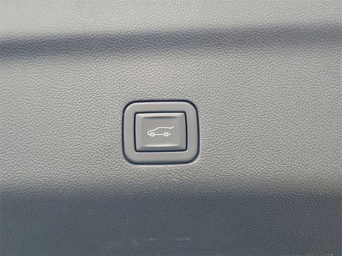 Used 2024 GMC Yukon XL Denali image 10