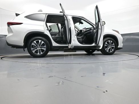 Certified 2024 Toyota Highlander XLE image 50