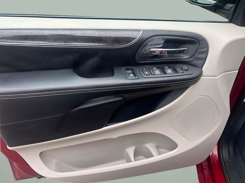 Used 2016 Chrysler Town & Country Touring image 17