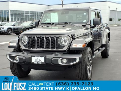 Used 2025 Jeep Gladiator Sport w/ Premium Package AWD/4WD image 2