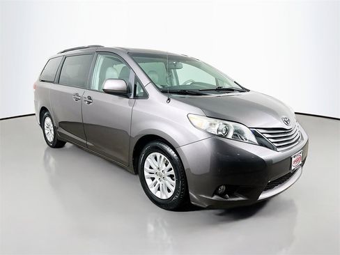 Used 2013 Toyota Sienna XLE image 15